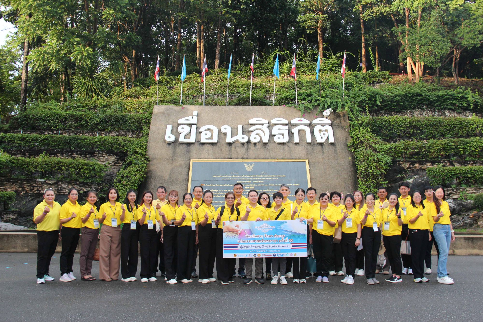 ทิพยประกันภัย สืบสานงานพระพันปีหลวง ต่อยอด Soft Power ไทย  “นุ่งซิ่น กินทุเรียน”