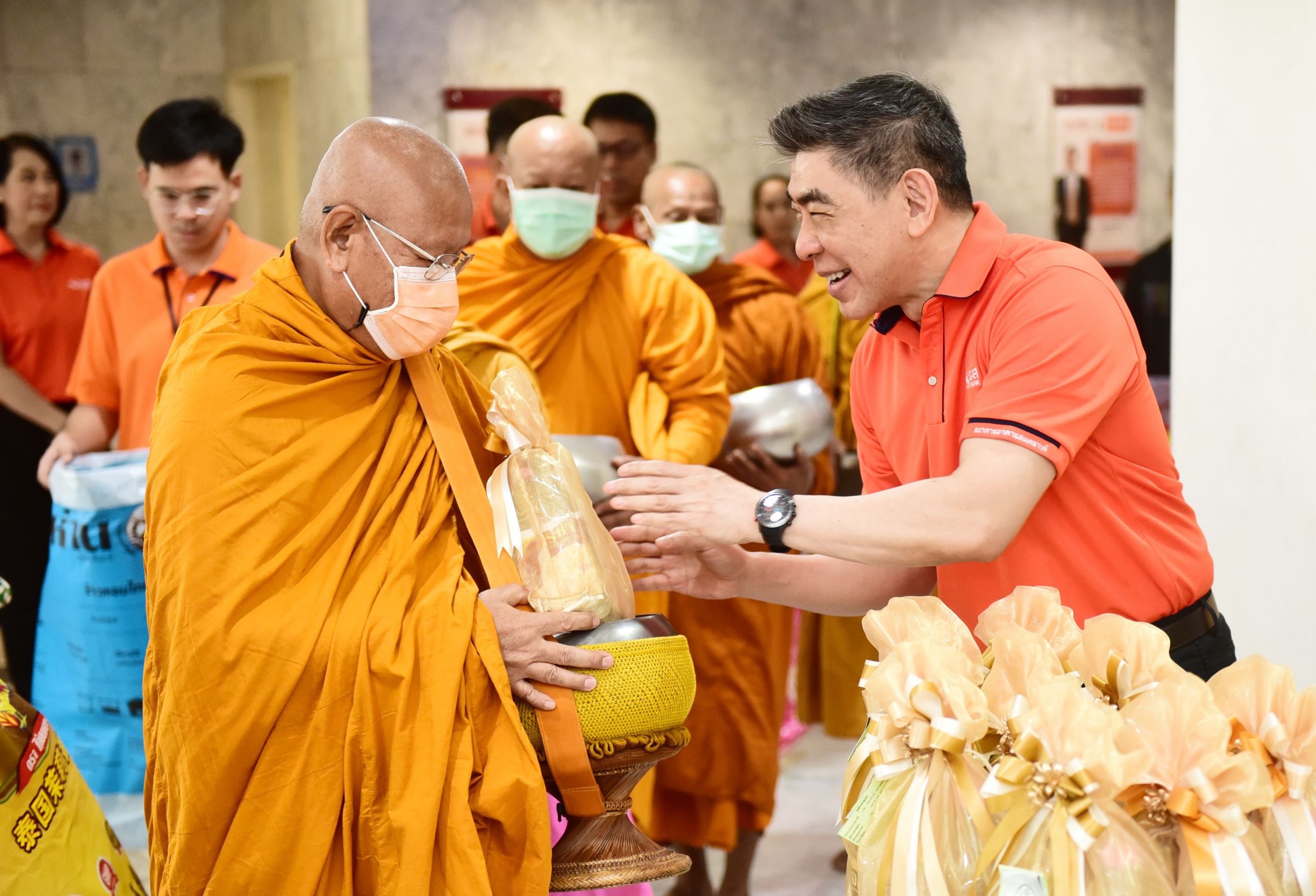 ธอส. จัดพิธีทำบุญตักบาตร ถวายภัตตาหารเช้า เนื่องในวันนวมินทรมหาราช ประจำปี 68