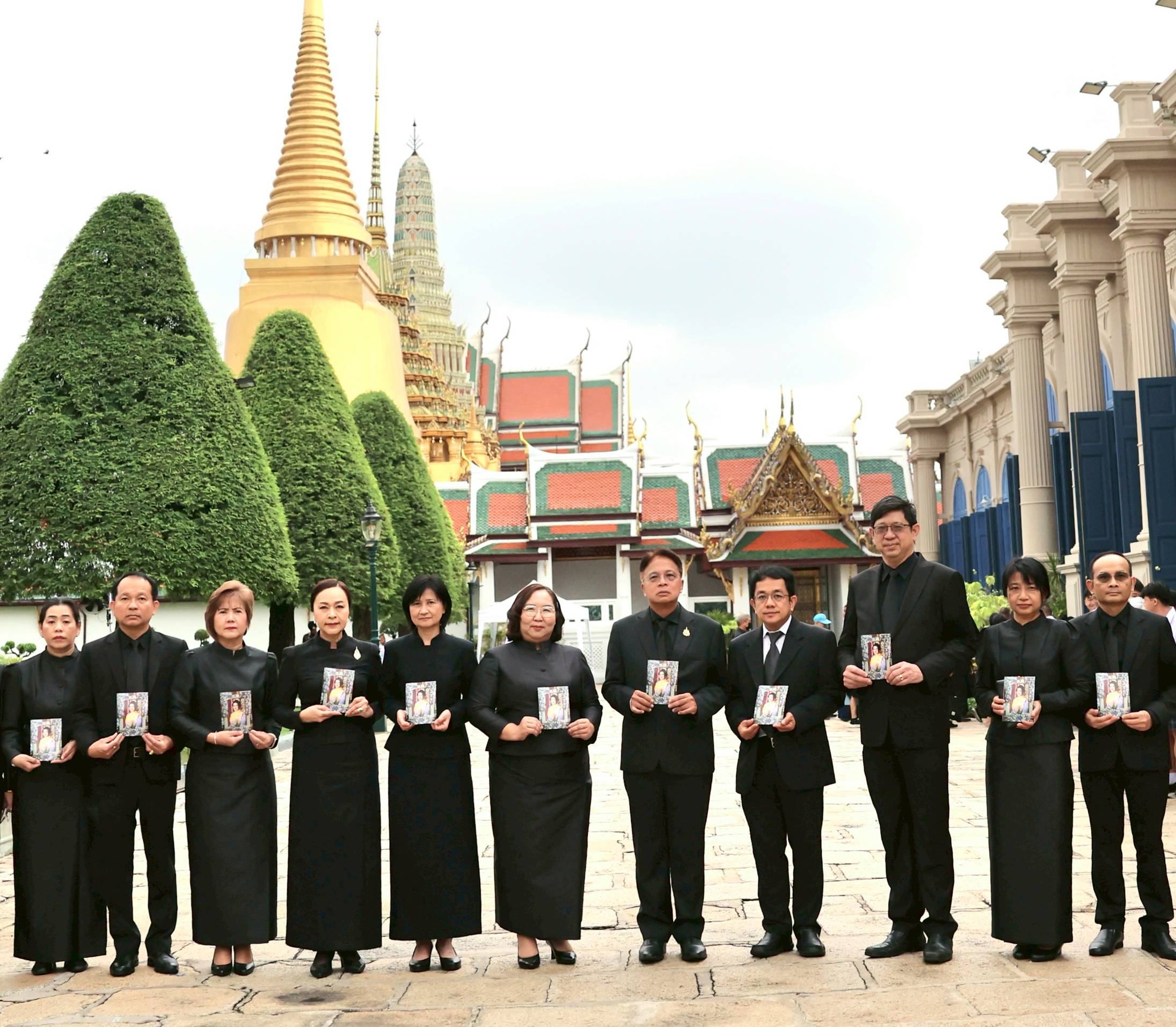 ออมสิน ถวายพวงมาลัย และลงนามถวายความอาลัยแด่ “สมเด็จพระพันปีหลวง”