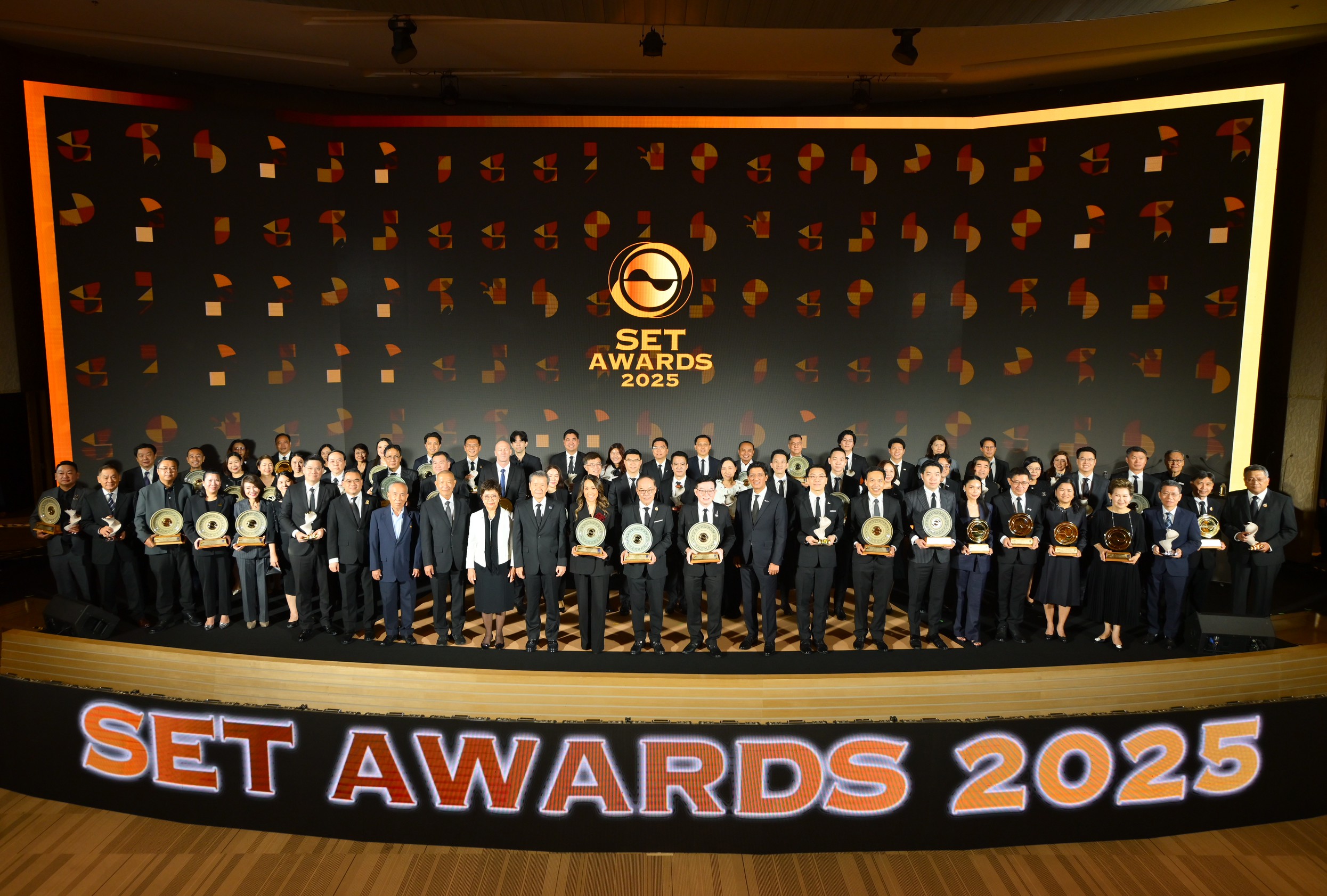 38 บจ. คว้ารางวัล SET Awards 2568 สะท้อนศักยภาพการเติบคู่ควบคู่ความยั่งยืน