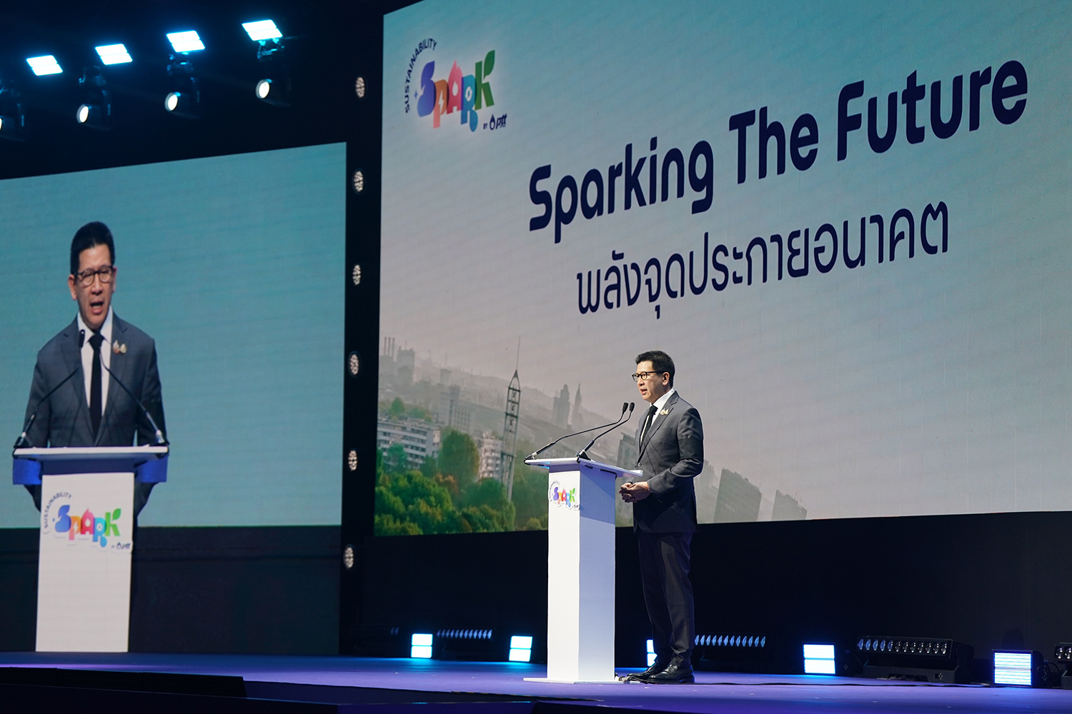 ดร.เอกนิติ นิติทัณฑ์ประภาศ รองนายกรัฐมนตรีและรัฐมนตรีว่าการกระทรวงการคลัง 