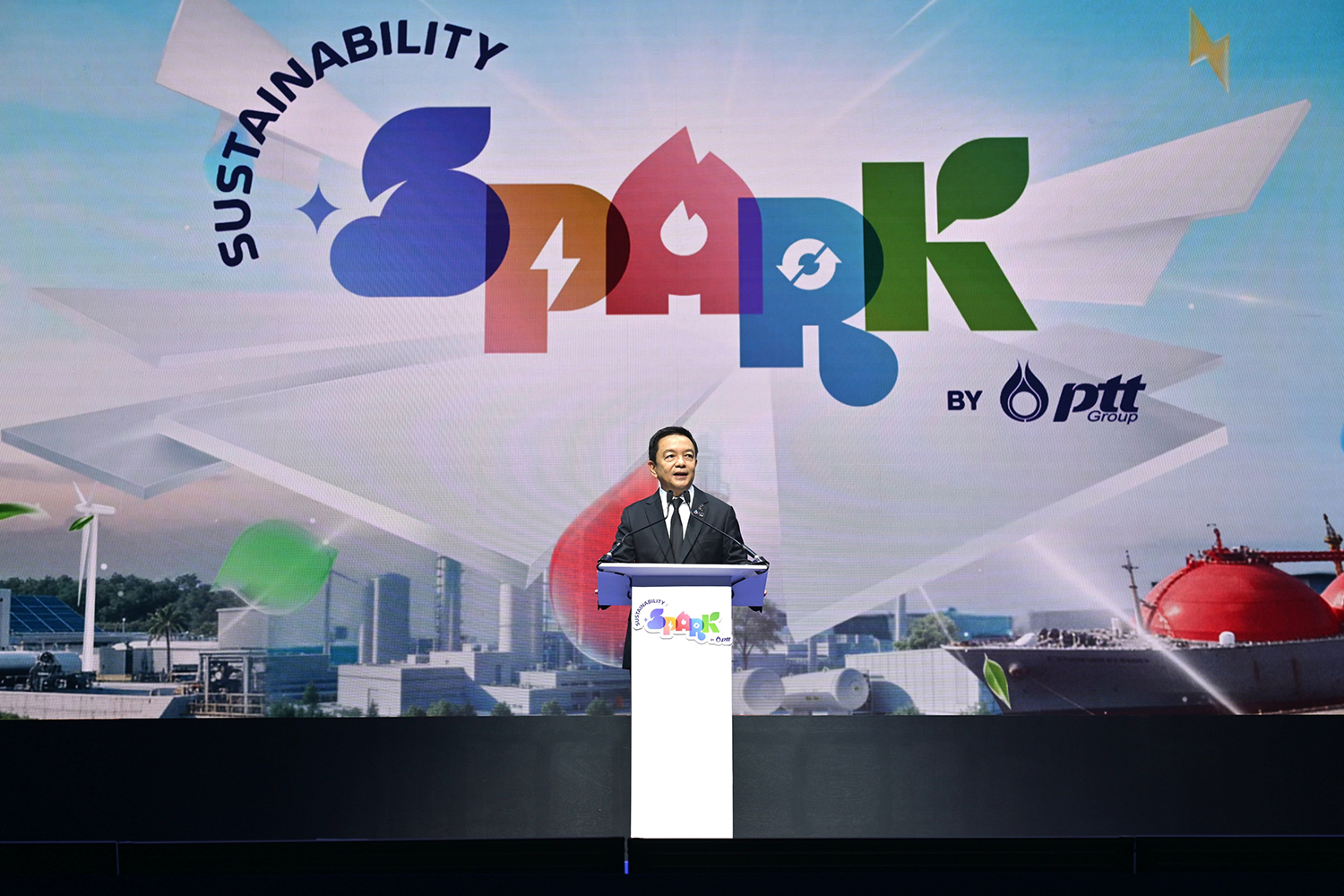 ดร.คงกระพัน อินทรแจ้ง ประธานเจ้าหน้าที่บริหารและกรรมการผู้จัดการใหญ่ บริษัท ปตท. จำกัด (มหาชน) หรือ ปตท. 