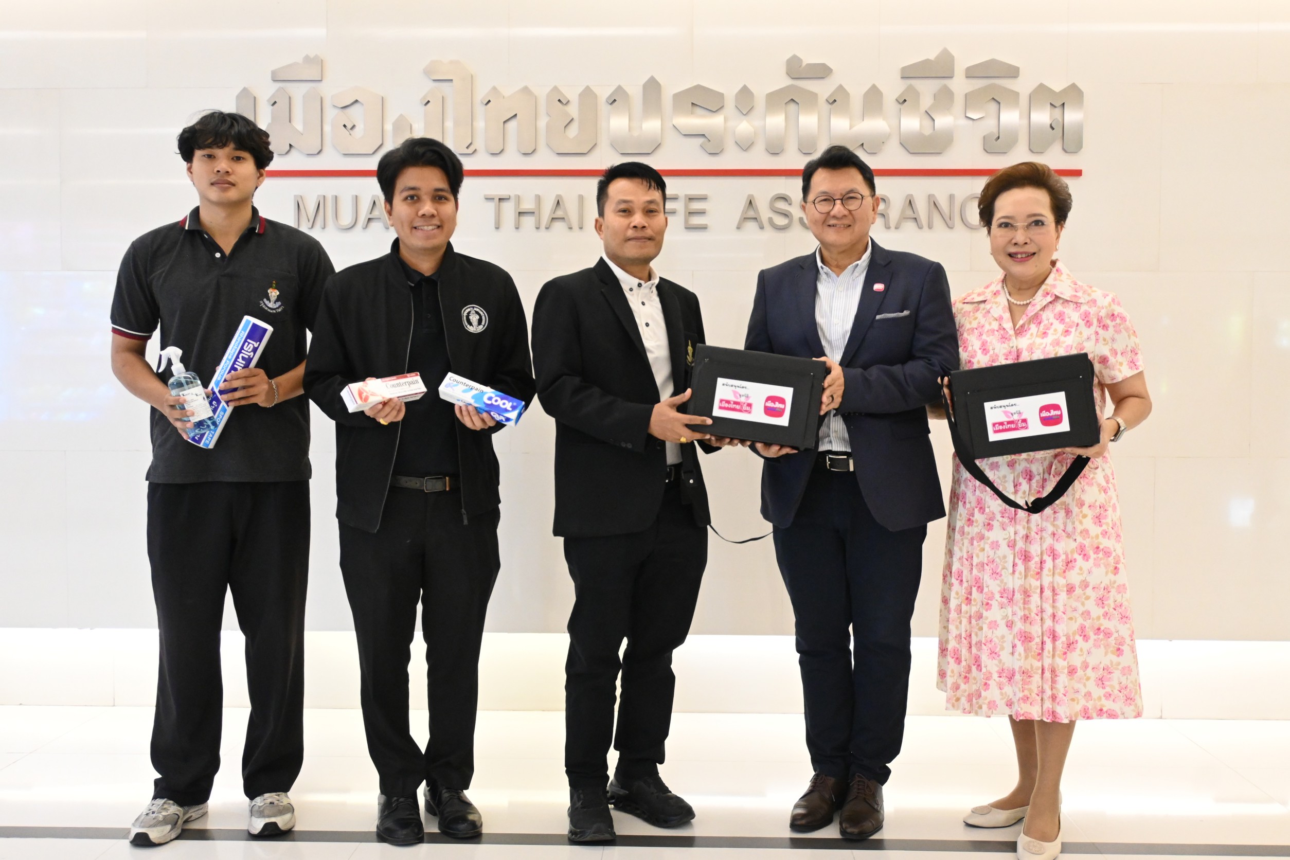 เมืองไทยประกันชีวิตและมูลนิธิเมืองไทยยิ้ม มอบกระเป๋าเวชภัณฑ์เพื่อบริการผู้มาใช้ลานกีฬาในชุมชนเขตห้วยขวาง